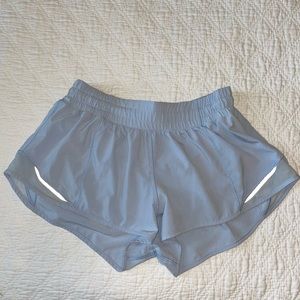 Lululemon Low Rise Hotty Hot 2.5” Short in Light Blue Size 6